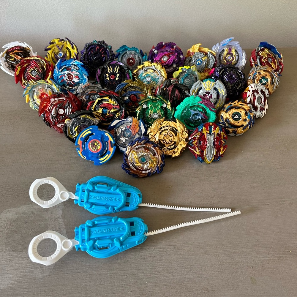 32 beyblades & launchers